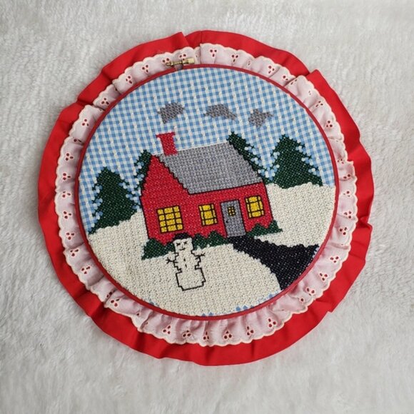 Vintage Handcrafted Needlepoint Embroidery Felt Round Holiday Wall Decor - Picture 1 of 5